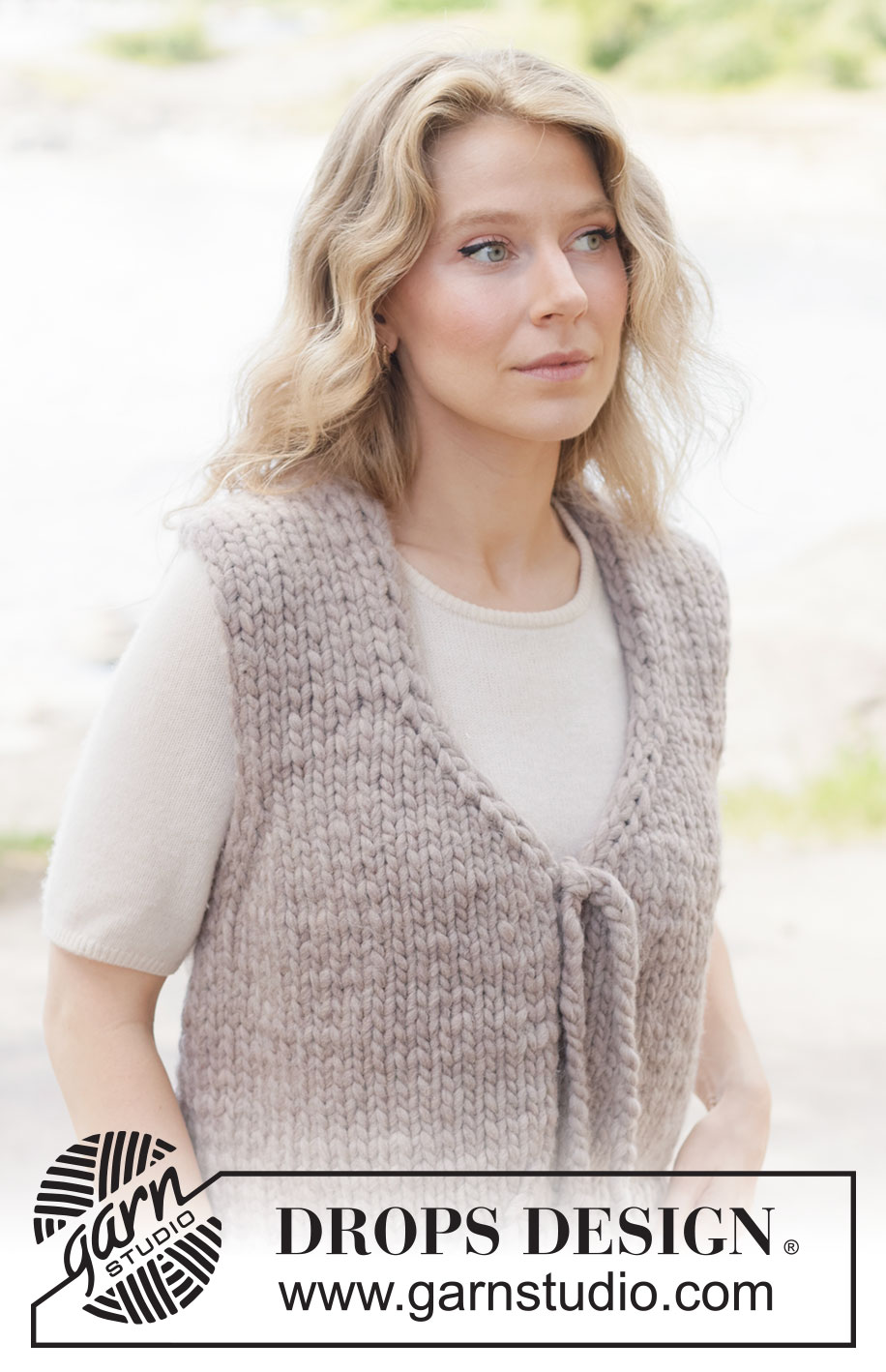 Cocoa Ridge Vest / DROPS 262-26 - Gilet lavorato ai ferri in DROPS Polaris. Lavorato dall’alto in basso a maglia rasata con spalle europee/diagonali, collo a V e I-cord. Taglie: XS - XXXL.