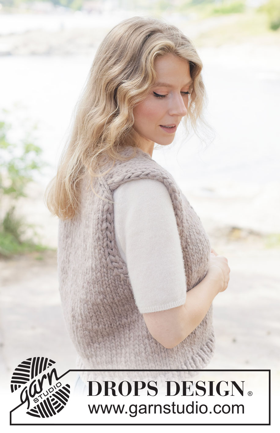 Cocoa Ridge Vest / DROPS 262-26 - Gilet lavorato ai ferri in DROPS Polaris. Lavorato dall’alto in basso a maglia rasata con spalle europee/diagonali, collo a V e I-cord. Taglie: XS - XXXL.