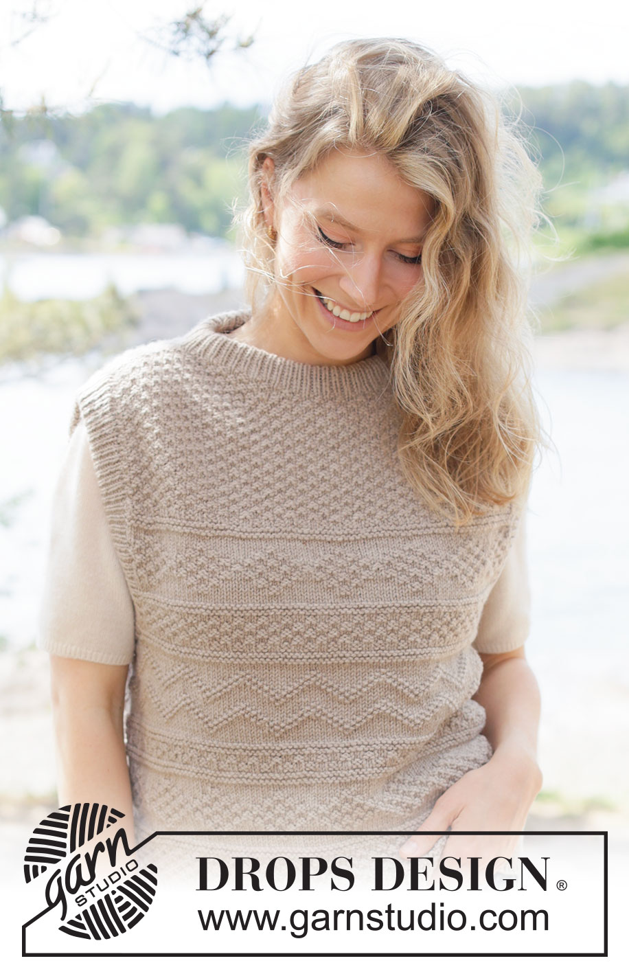 Winds of Winter Vest / DROPS 262-27 - Gilet lavorato ai ferri in DROPS Daisy o DROPS Lima. Lavorato dall’alto in basso con spalle diagonali, motivo in rilievo e collo rotondo- Taglie: S - XXXL.