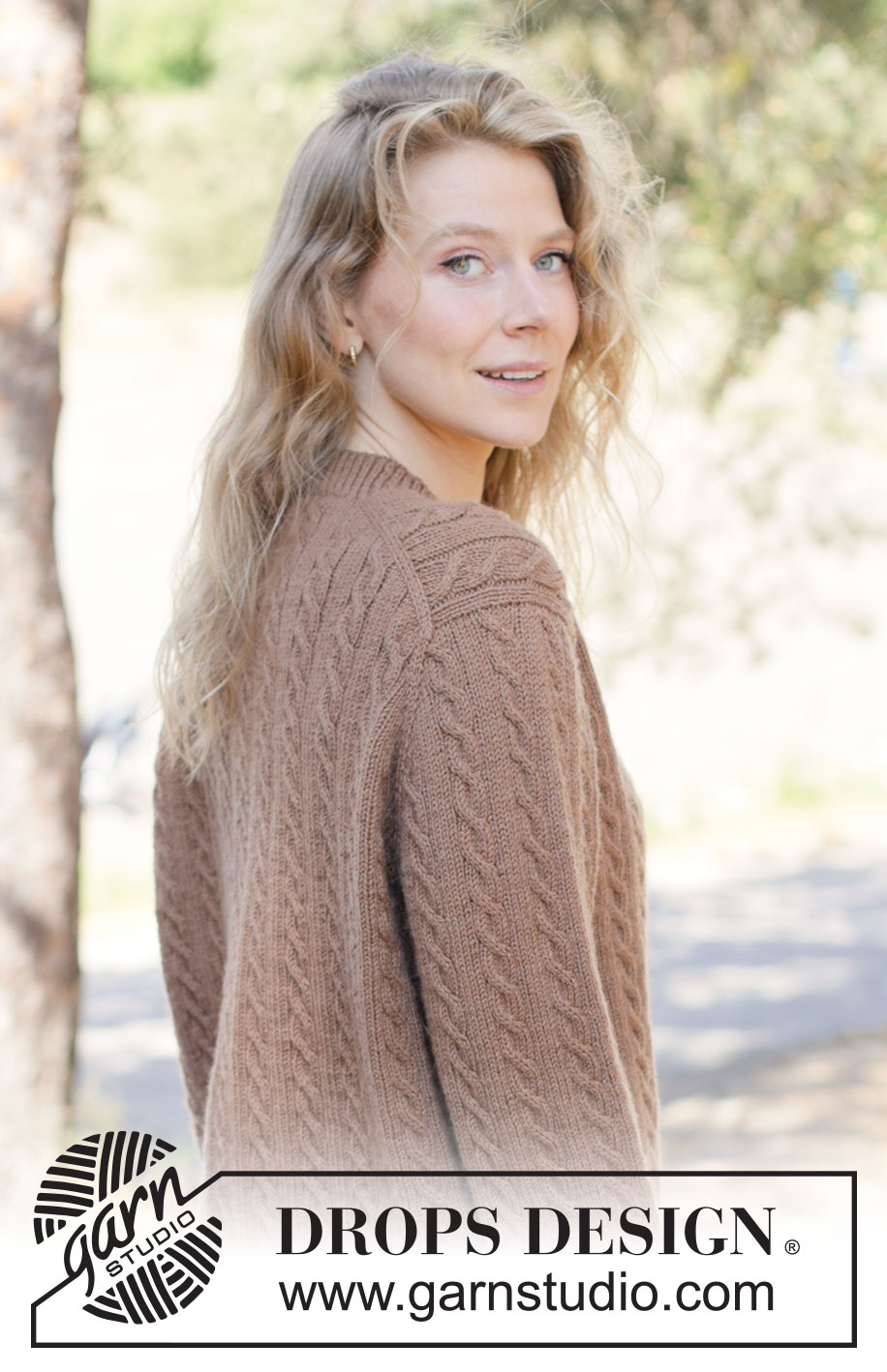 Walnut Dreams Sweater / DROPS 262-3 - Strikket genser i DROPS Daisy eller DROPS Karisma. Arbeidet strikkes ovenfra og ned med europeisk bærestykke og fletter. Størrelse XS - XXXL.