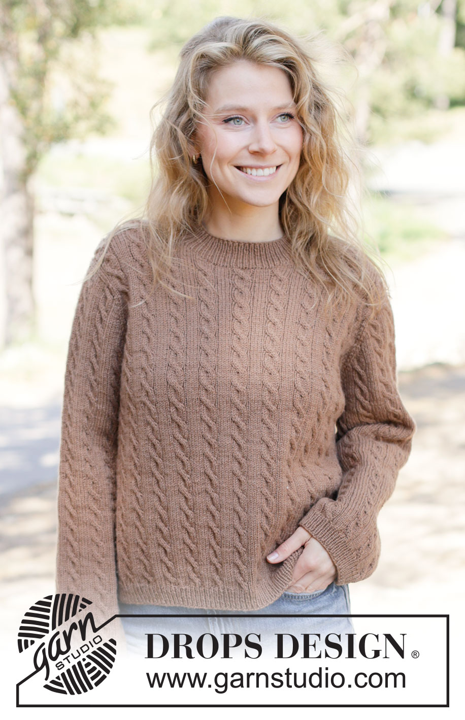 Walnut Dreams Sweater / DROPS 262-3 - Strikket genser i DROPS Daisy eller DROPS Karisma. Arbeidet strikkes ovenfra og ned med europeisk bærestykke og fletter. Størrelse XS - XXXL.