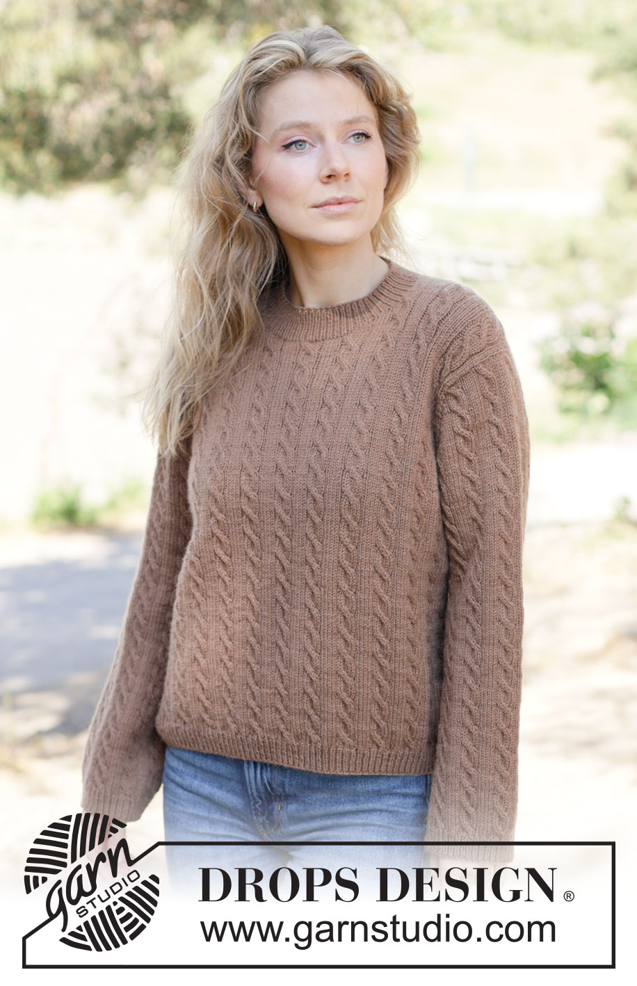 Walnut Dreams Sweater / DROPS 262-3 - Strikket genser i DROPS Daisy eller DROPS Karisma. Arbeidet strikkes ovenfra og ned med europeisk bærestykke og fletter. Størrelse XS - XXXL.