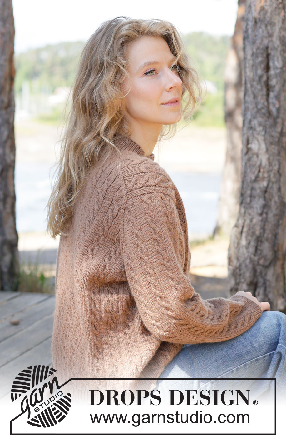 Walnut Dreams Sweater / DROPS 262-3 - Strikket genser i DROPS Daisy eller DROPS Karisma. Arbeidet strikkes ovenfra og ned med europeisk bærestykke og fletter. Størrelse XS - XXXL.