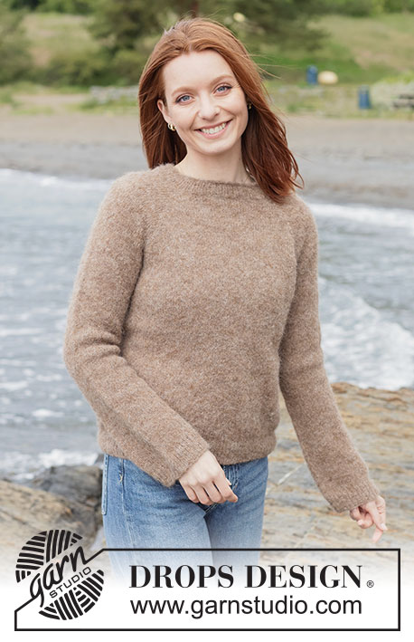 Hazelnut Harmony Sweater / DROPS 262-30 - Strikket bluse i DROPS Brushed Alpaca Silk. Arbejdet strikkes oppefra og ned i glatstrik med raglan og rullekant. Størrelse XS - XXXL.