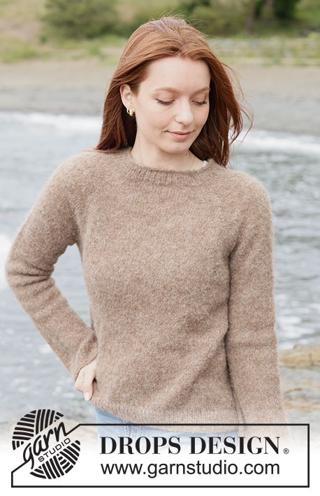Hazelnut Harmony Sweater / DROPS 262-30 - Strikket bluse i DROPS Brushed Alpaca Silk. Arbejdet strikkes oppefra og ned i glatstrik med raglan og rullekant. Størrelse XS - XXXL.