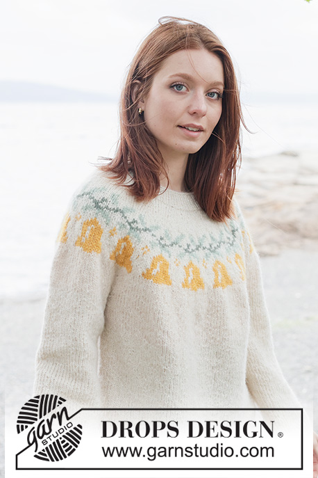 Chime Time Sweater / DROPS 262-37 - Sweter na drutach, przerabiany od góry do dołu, z włóczki DROPS Air. Przerabiany dżersejem, z zaokrąglonym karczkiem i żakardem w dzwoneczki. Od XS do XXXL. Temat: Boże Narodzenie.