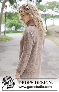 Autumn Walk Dress / DROPS 262-4 - Vestido de punto en DROPS Brushed Alpaca Silk y DROPS Alpaca. La pieza está tejida de arriba hacia abajo en punto jersey, con canesú europeo, abertura en los lados, orilla enrollada y I-cord. Tallas XS – XXXL.