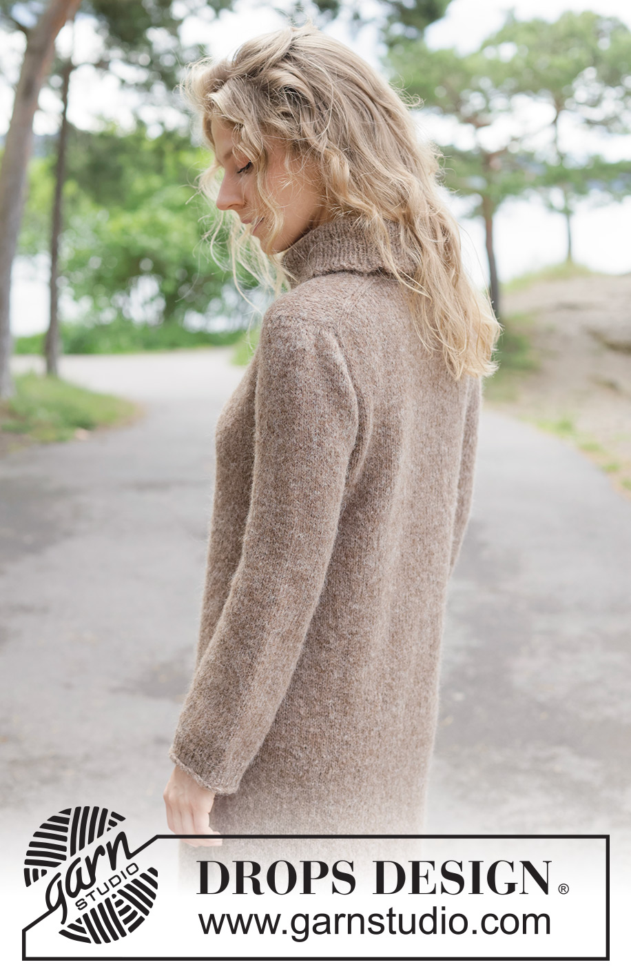 Autumn Walk Dress / DROPS 262-4 - Vestido de punto en DROPS Brushed Alpaca Silk y DROPS Alpaca. La pieza está tejida de arriba hacia abajo en punto jersey, con canesú europeo, abertura en los lados, orilla enrollada y I-cord. Tallas XS – XXXL.