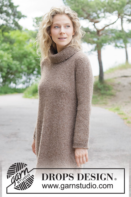 Autumn Walk Dress / DROPS 262-4 - Vestido de punto en DROPS Brushed Alpaca Silk y DROPS Alpaca. La pieza está tejida de arriba hacia abajo en punto jersey, con canesú europeo, abertura en los lados, orilla enrollada y I-cord. Tallas XS – XXXL.