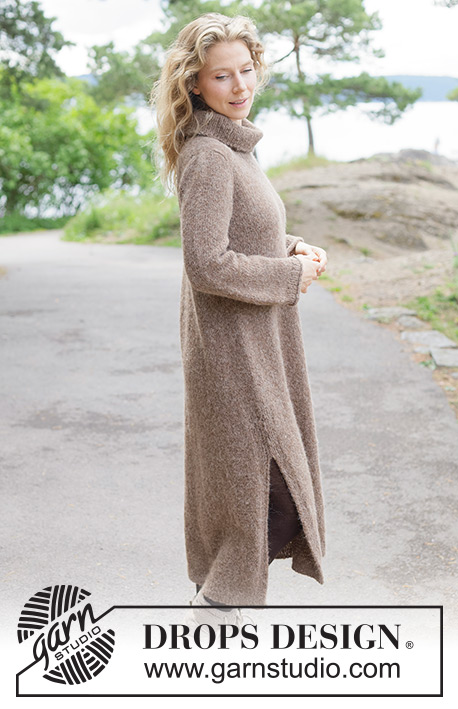Autumn Walk Dress / DROPS 262-4 - Vestido de punto en DROPS Brushed Alpaca Silk y DROPS Alpaca. La pieza está tejida de arriba hacia abajo en punto jersey, con canesú europeo, abertura en los lados, orilla enrollada y I-cord. Tallas XS – XXXL.