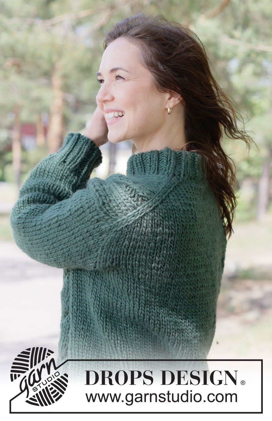 Forest Braid Sweater / DROPS 263-14 - Strikket bluse i DROPS Snow. Arbejdet strikkes oppefra og ned med skrå skulder / europæisk skulder, snoninger og dobbelt halskant. Størrelse XS - XXXL.