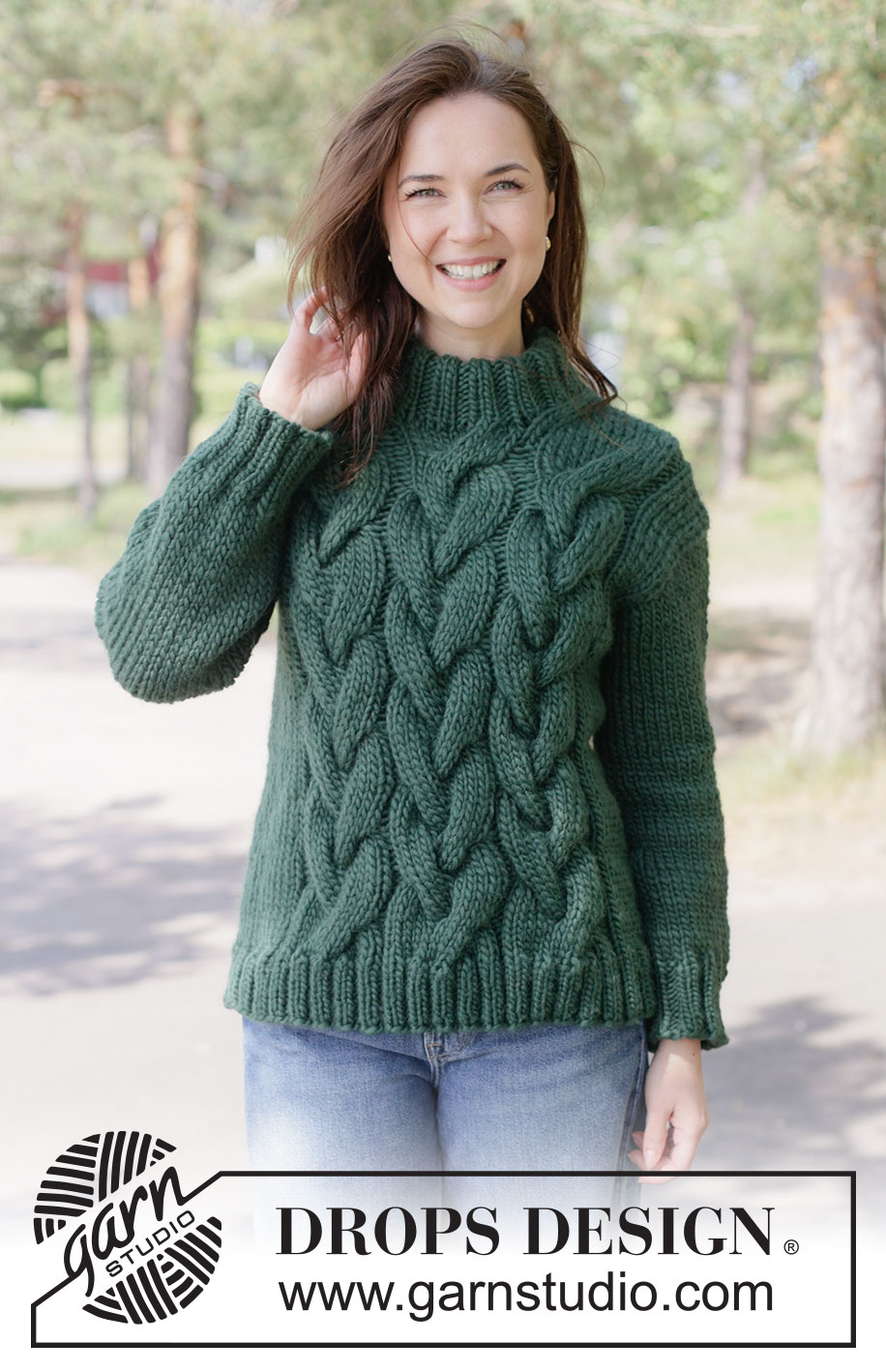 Forest Braid Sweater / DROPS 263-14 - Strikket bluse i DROPS Snow. Arbejdet strikkes oppefra og ned med skrå skulder / europæisk skulder, snoninger og dobbelt halskant. Størrelse XS - XXXL.