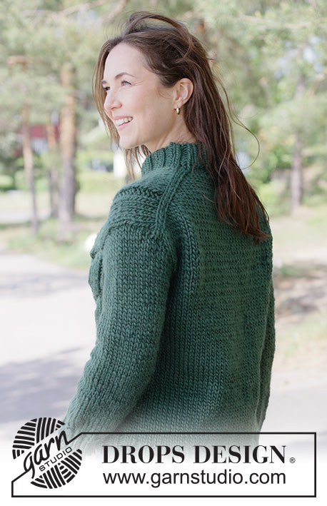 Forest Braid Sweater / DROPS 263-14 - Strikket bluse i DROPS Snow. Arbejdet strikkes oppefra og ned med skrå skulder / europæisk skulder, snoninger og dobbelt halskant. Størrelse XS - XXXL.
