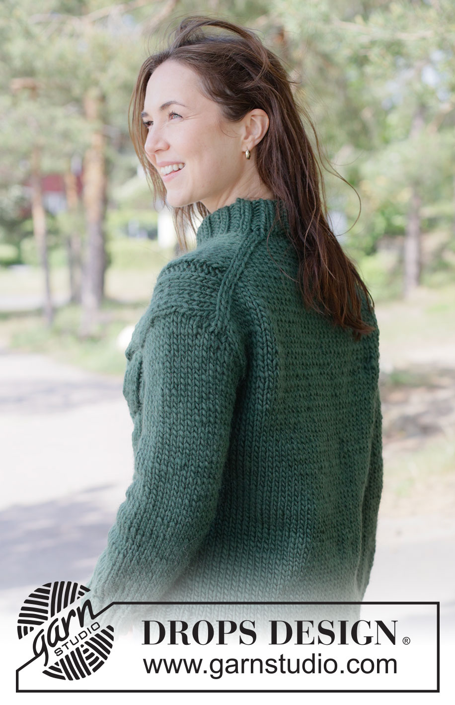 Forest Braid Sweater / DROPS 263-14 - Strikket bluse i DROPS Snow. Arbejdet strikkes oppefra og ned med skrå skulder / europæisk skulder, snoninger og dobbelt halskant. Størrelse XS - XXXL.