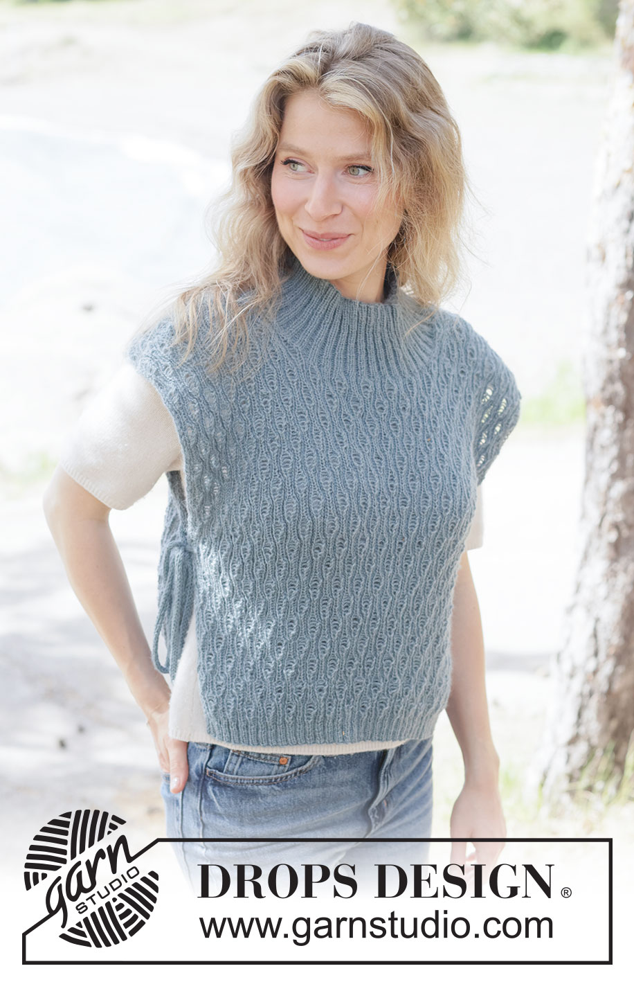 Sea Lace Vest / DROPS 263-18 - Gilet lavorato ai ferri in DROPS Alpaca. Lavorato dall’alto in basso con motivo in rilievo, collo alto e cordini ad I-cord. Taglie: XS - XXXL.