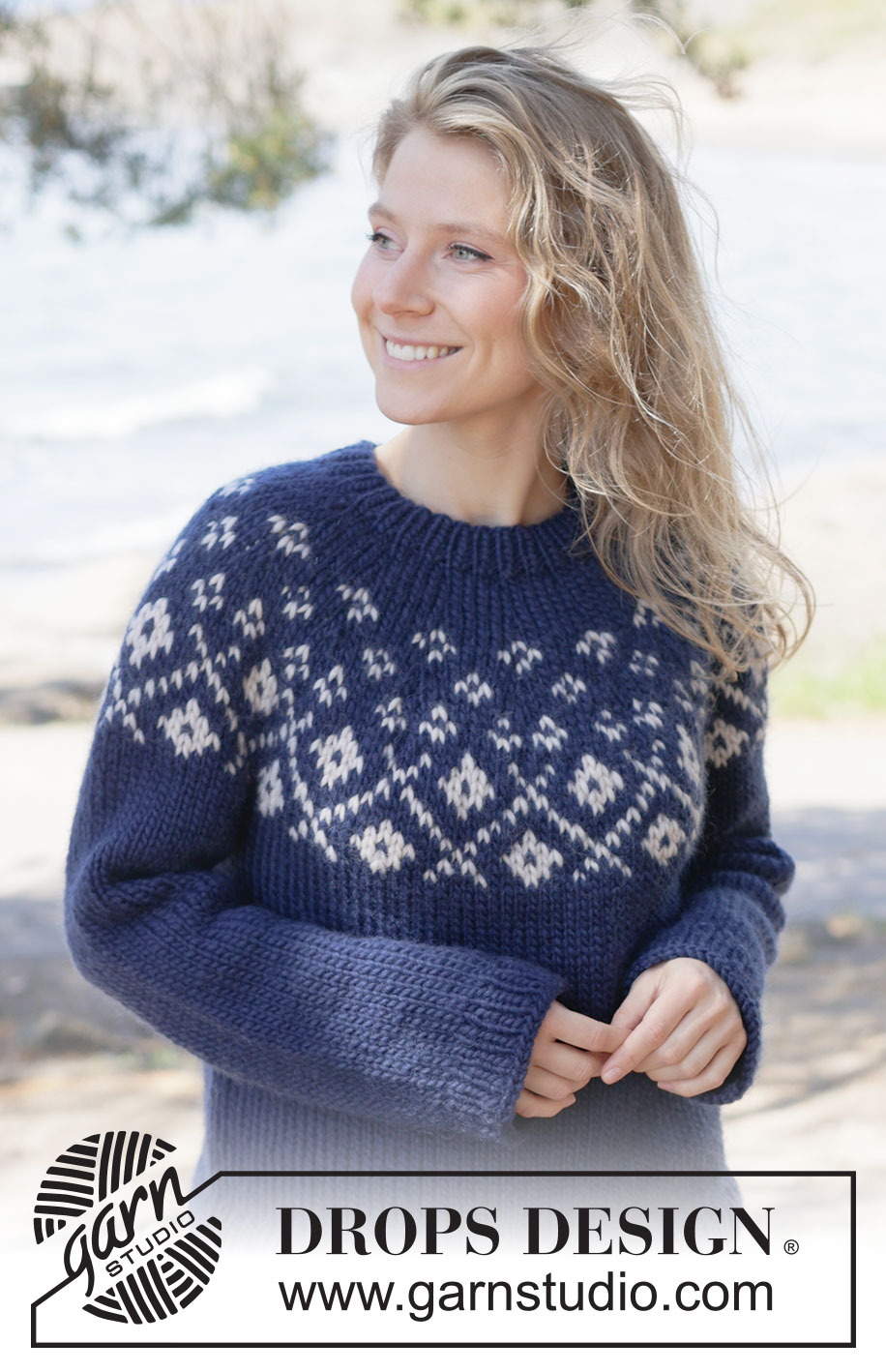 Midnight Flowers Sweater / DROPS 263-2 - Gebreide trui in DROPS Snow. Het werk wordt van boven naar beneden gebreid met ronde pas en gekleurd patroon. Maten XS - XXXL.