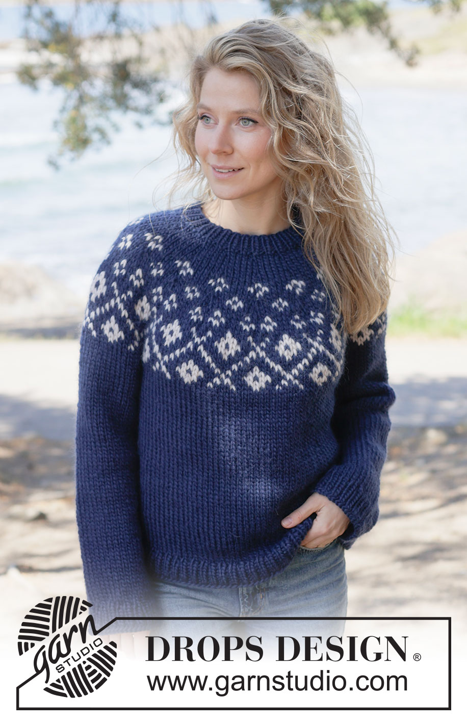 Midnight Flowers Sweater / DROPS 263-2 - Gebreide trui in DROPS Snow. Het werk wordt van boven naar beneden gebreid met ronde pas en gekleurd patroon. Maten XS - XXXL.