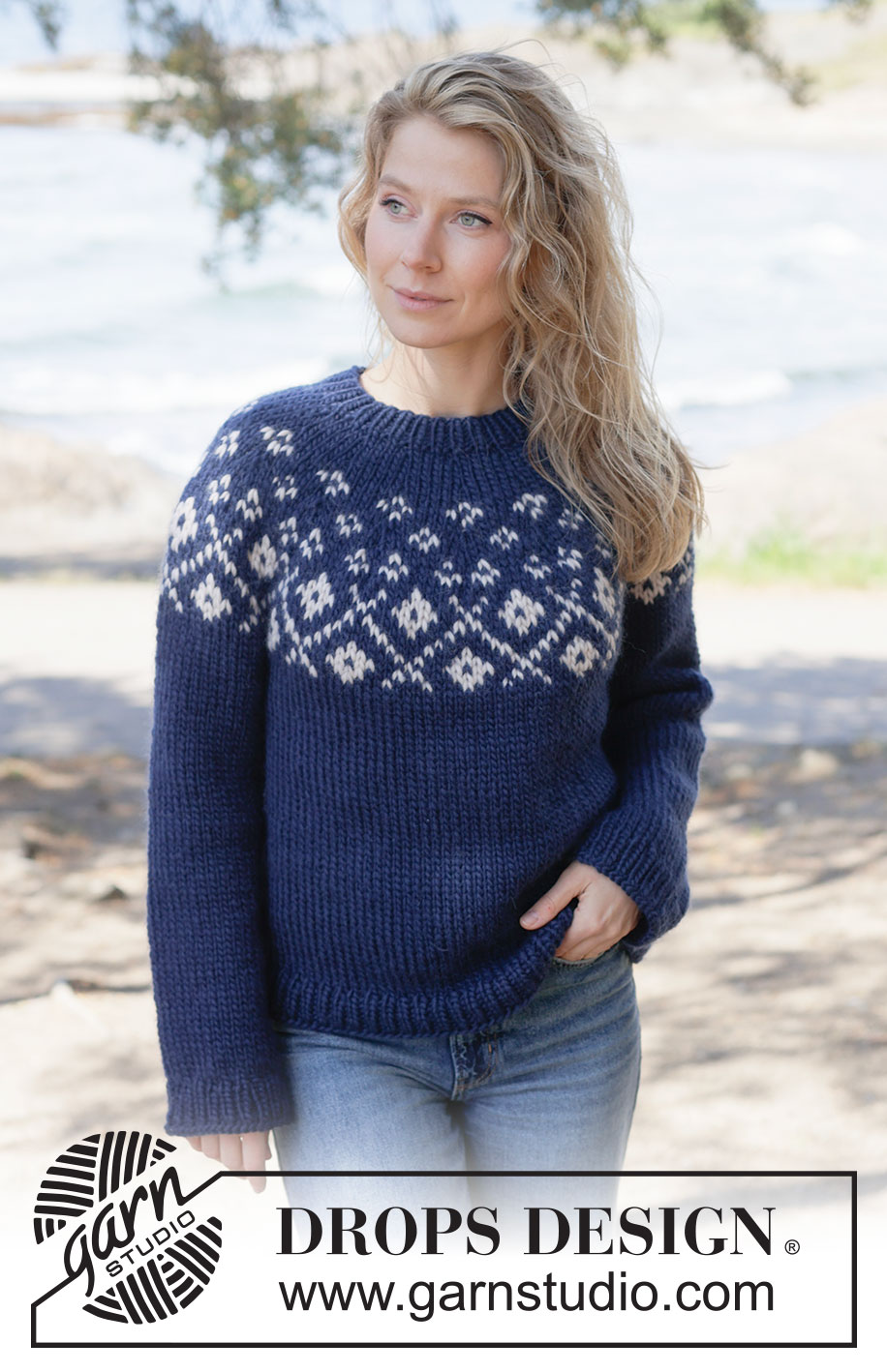 Midnight Flowers Sweater / DROPS 263-2 - Gebreide trui in DROPS Snow. Het werk wordt van boven naar beneden gebreid met ronde pas en gekleurd patroon. Maten XS - XXXL.