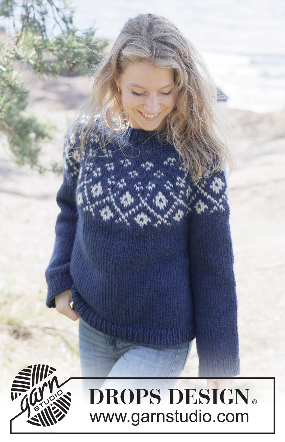 Midnight Flowers Sweater / DROPS 263-2 - Gebreide trui in DROPS Snow. Het werk wordt van boven naar beneden gebreid met ronde pas en gekleurd patroon. Maten XS - XXXL.