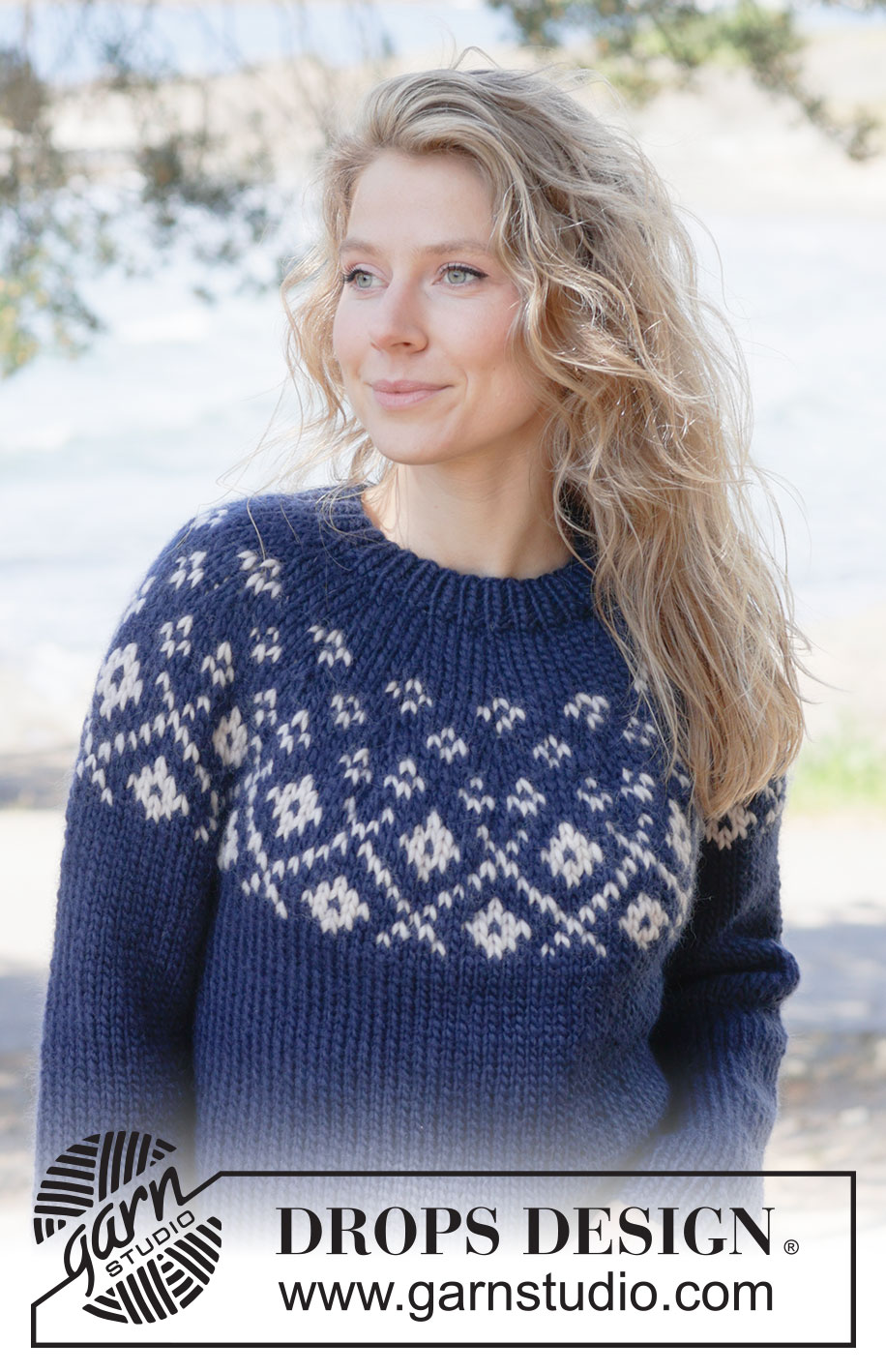 Midnight Flowers Sweater / DROPS 263-2 - Gebreide trui in DROPS Snow. Het werk wordt van boven naar beneden gebreid met ronde pas en gekleurd patroon. Maten XS - XXXL.
