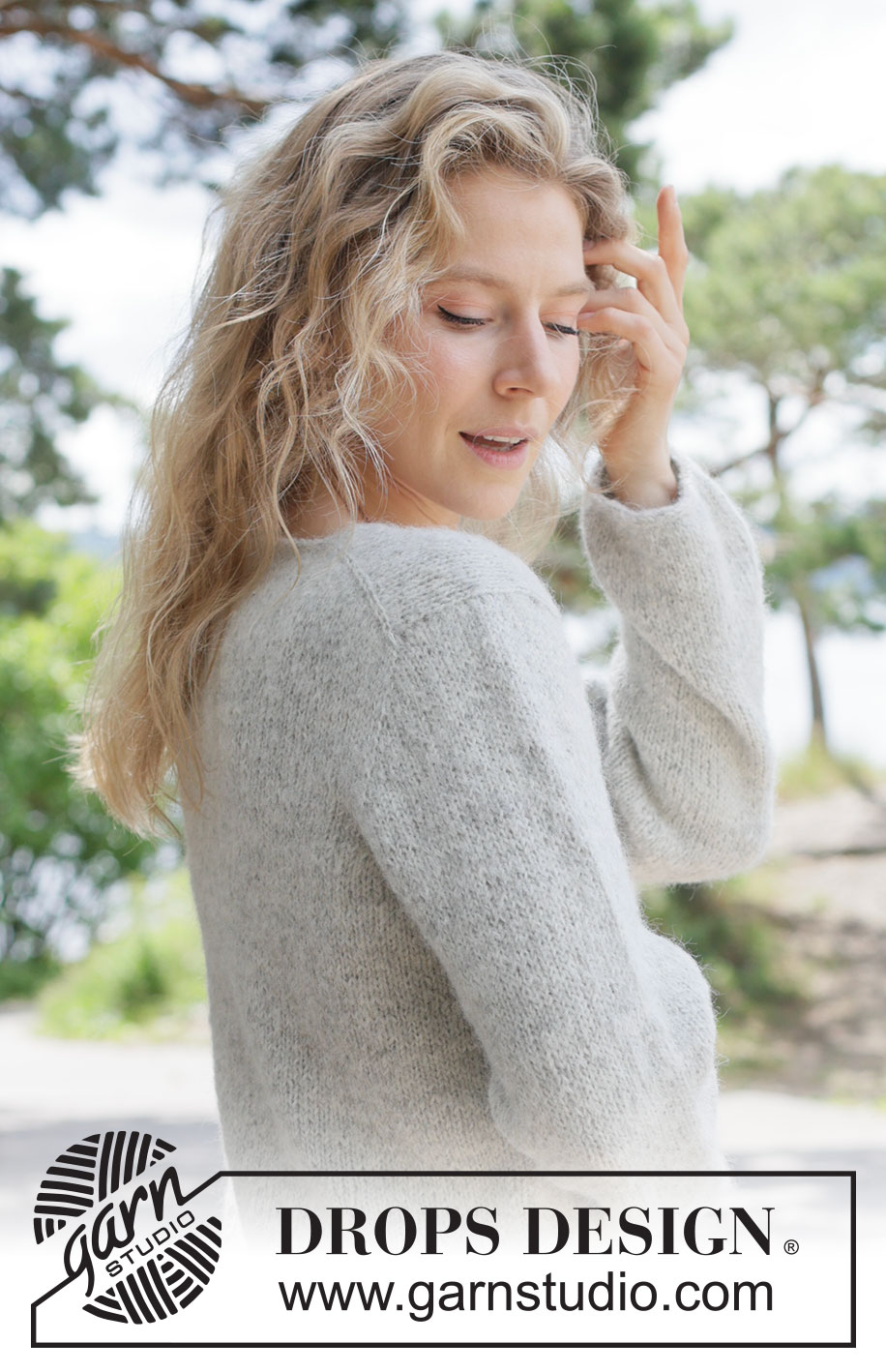 Soft Horizon Sweater / DROPS 263-20 - Knitted jumper in DROPS Brushed Alpaca Silk and DROPS Alpaca. The piece is worked top down in stocking stitch with European yoke, V-neck and I-cord. Sizes XS - XXXL.