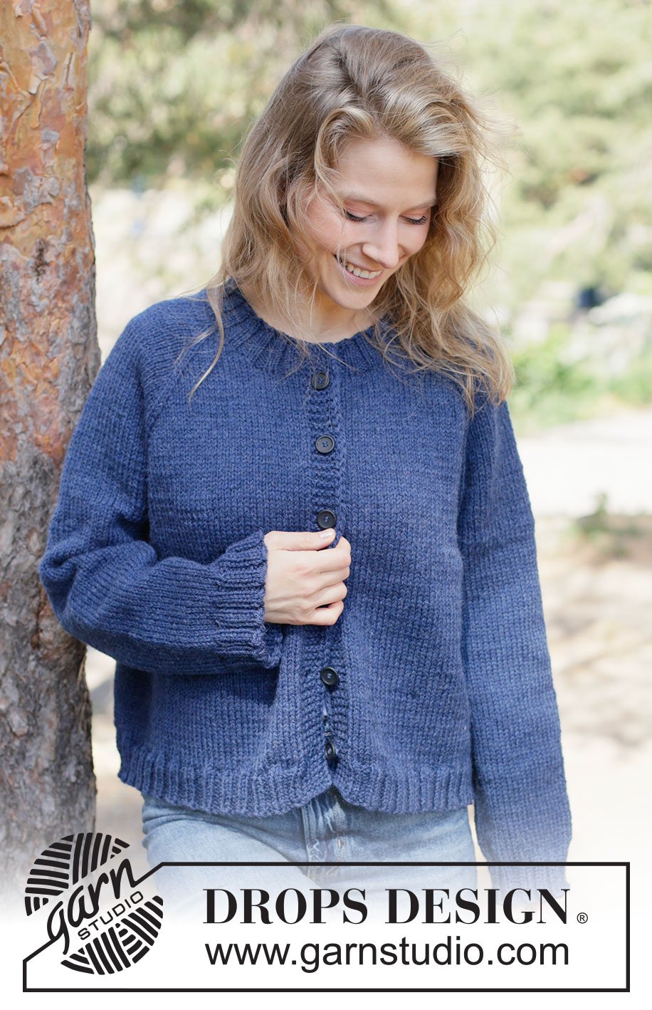 Winter Ocean Cardigan / DROPS 263-25 - Gestrickte Jacke in DROPS Alaska oder DROPS Big Merino. Die Arbeit wird von oben nach unten mit Raglan gestrickt. Größe XS - XXXL.
