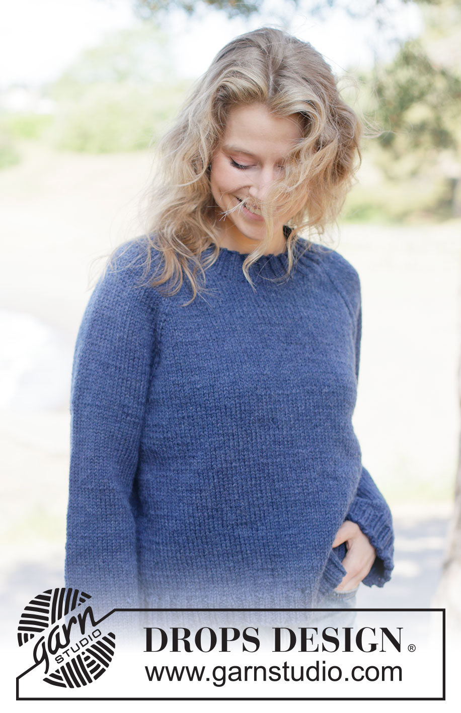Winter Ocean Sweater / DROPS 263-26 - Gestrickter Pullover in DROPS Alaska oder DROPS Big Merino. Die Arbeit wird von oben nach unten glatt rechts mit Raglan gestrickt. Größe XS - XXXL.
