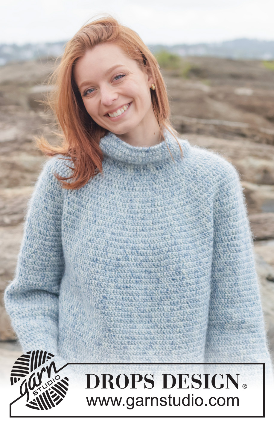 Ocean Whisper / DROPS 263-31 - Pulovr s kruhovým sedlem a račími sloupky háčkovaný shora dolů z přízí DROPS Fiesta a DROPS Kid-Silk. Velikosti: XS - XXXL.