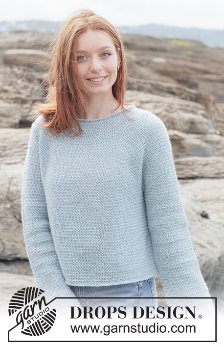 Seafoam Serenity Sweater / DROPS 263-33 - Gehäkelter Pullover in DROPS Alpaca. Die Arbeit wird von oben nach unten in Stäbchen mit Rundpasse und Krebsmaschen gehäkelt. Größe XS - XXXL.