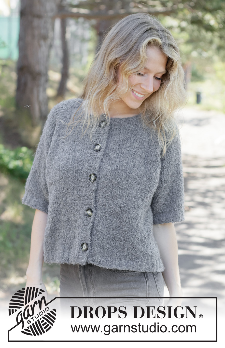 Emery Stone Cardigan / DROPS 263-38 - Rozpinany sweter na drutach, z krótkim rękawem, przerabiany od góry do dołu, z włóczki DROPS Alpaca Bouclé. Wykonany dżersejem, z reglanowymi rękawami i brzegiem I-cordem. Od XS do XXXL.
