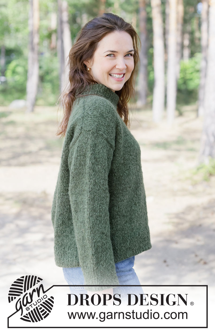 Everfern Sweater / DROPS 263-39 - Gebreide trui in DROPS Brushed Alpaca Silk en DROPS Alpaca. Het werk wordt van boven naar beneden gebreid met Europeaanse schouder/ diagonale schouder, hoge col en tricotsteek. Maat XS – XXXL.