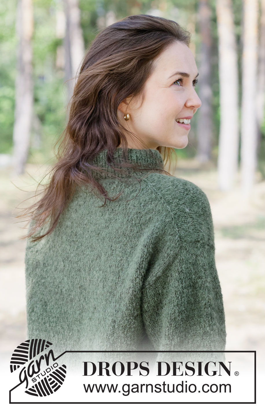 Everfern Sweater / DROPS 263-39 - Gebreide trui in DROPS Brushed Alpaca Silk en DROPS Alpaca. Het werk wordt van boven naar beneden gebreid met Europeaanse schouder/ diagonale schouder, hoge col en tricotsteek. Maat XS – XXXL.