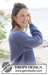Calm Spirit Sweater / DROPS 263-4 - Ylhäältä alas neulottu pusero 2-kertaisesta DROPS Kid-Silk -langasta. Työssä on viistotut olkapäät / eurooppalaiset olkapäät ja rullareunus. Takakappaleessa on pieni palmikko. Koot XS-XXXL.