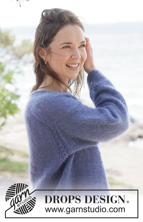 Calm Spirit Sweater / DROPS 263-4 - Ylhäältä alas neulottu pusero 2-kertaisesta DROPS Kid-Silk -langasta. Työssä on viistotut olkapäät / eurooppalaiset olkapäät ja rullareunus. Takakappaleessa on pieni palmikko. Koot XS-XXXL.