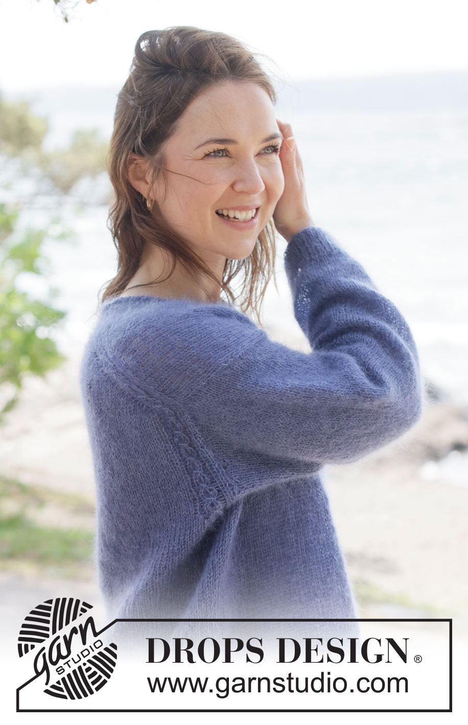 Calm Spirit Sweater / DROPS 263-4 - Ylhäältä alas neulottu pusero 2-kertaisesta DROPS Kid-Silk -langasta. Työssä on viistotut olkapäät / eurooppalaiset olkapäät ja rullareunus. Takakappaleessa on pieni palmikko. Koot XS-XXXL.