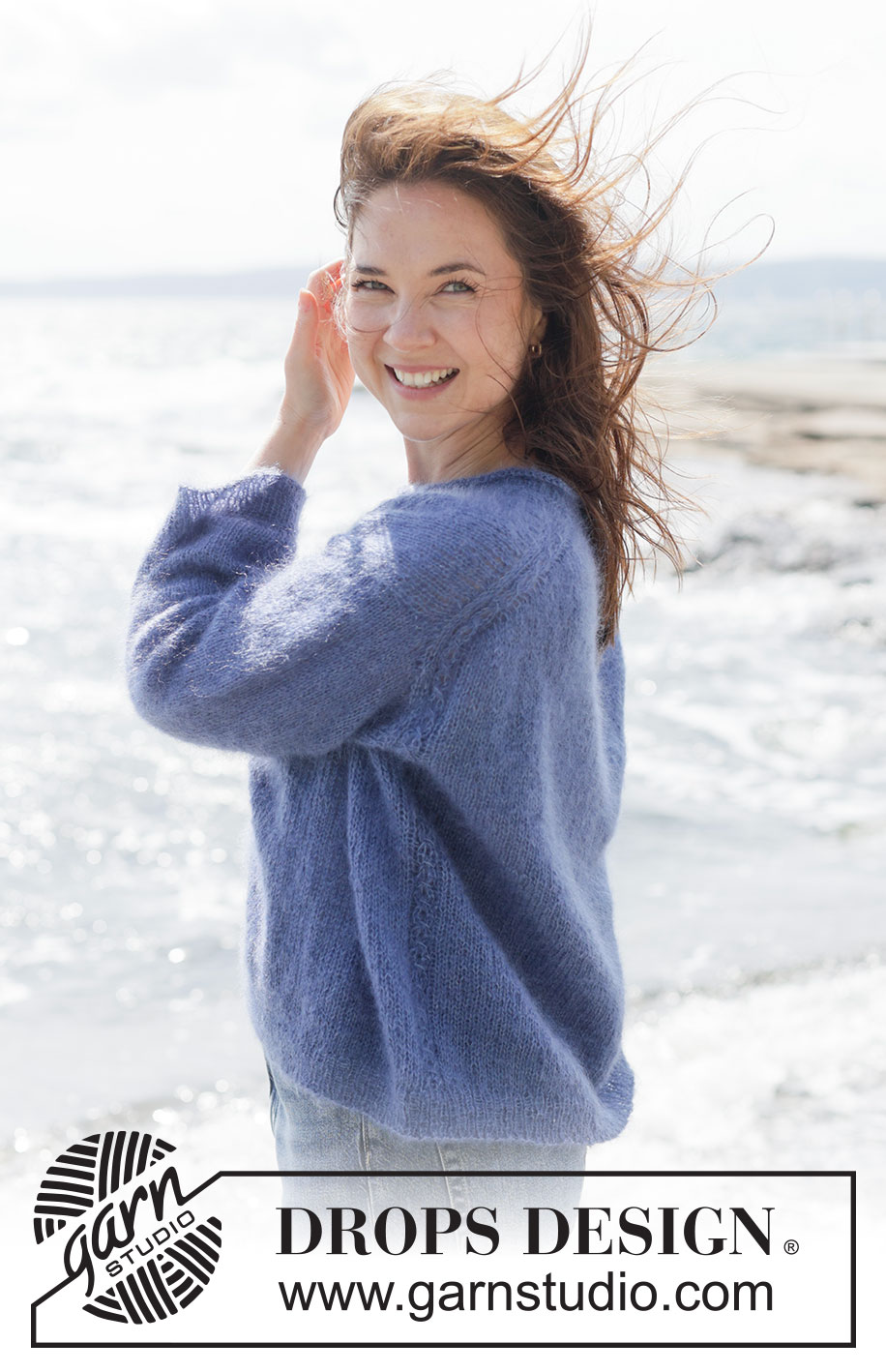 Calm Spirit Sweater / DROPS 263-4 - Ylhäältä alas neulottu pusero 2-kertaisesta DROPS Kid-Silk -langasta. Työssä on viistotut olkapäät / eurooppalaiset olkapäät ja rullareunus. Takakappaleessa on pieni palmikko. Koot XS-XXXL.
