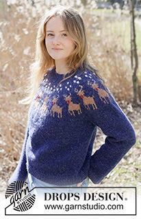 Rudolph's Parade Sweater / DROPS 263-41 - Sweter na drutach, przerabiany od góry do dołu, z włóczki DROPS Air. Przerabiany dżersejem, z zaokrąglonym karczkiem, wielokolorowym żakardem i w renifery. Od XS do XXXL. Temat: Boże Narodzenie.