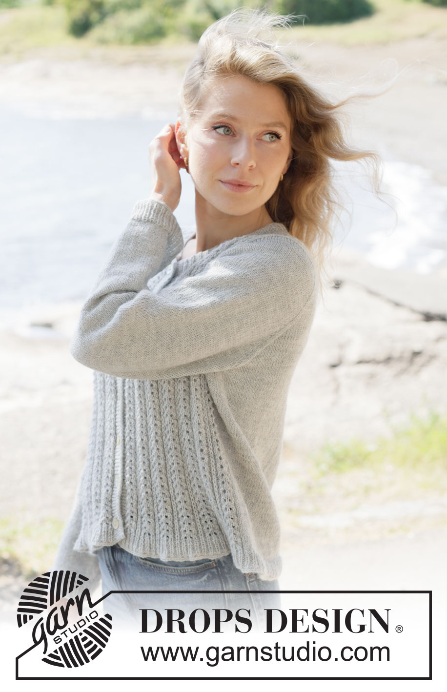 Icy Pearls Sweater / DROPS 263-5 - Rozpinany sweter na drutach, przerabiany od góry do dołu z włóczki DROPS Flora lub DROPS Nord. Z europejskim karczkiem, przodami ściegiem ażurowym, tyłem i rękawami dżersejem i obszyciami przodów z I-cordem. Od XS do XXXL.