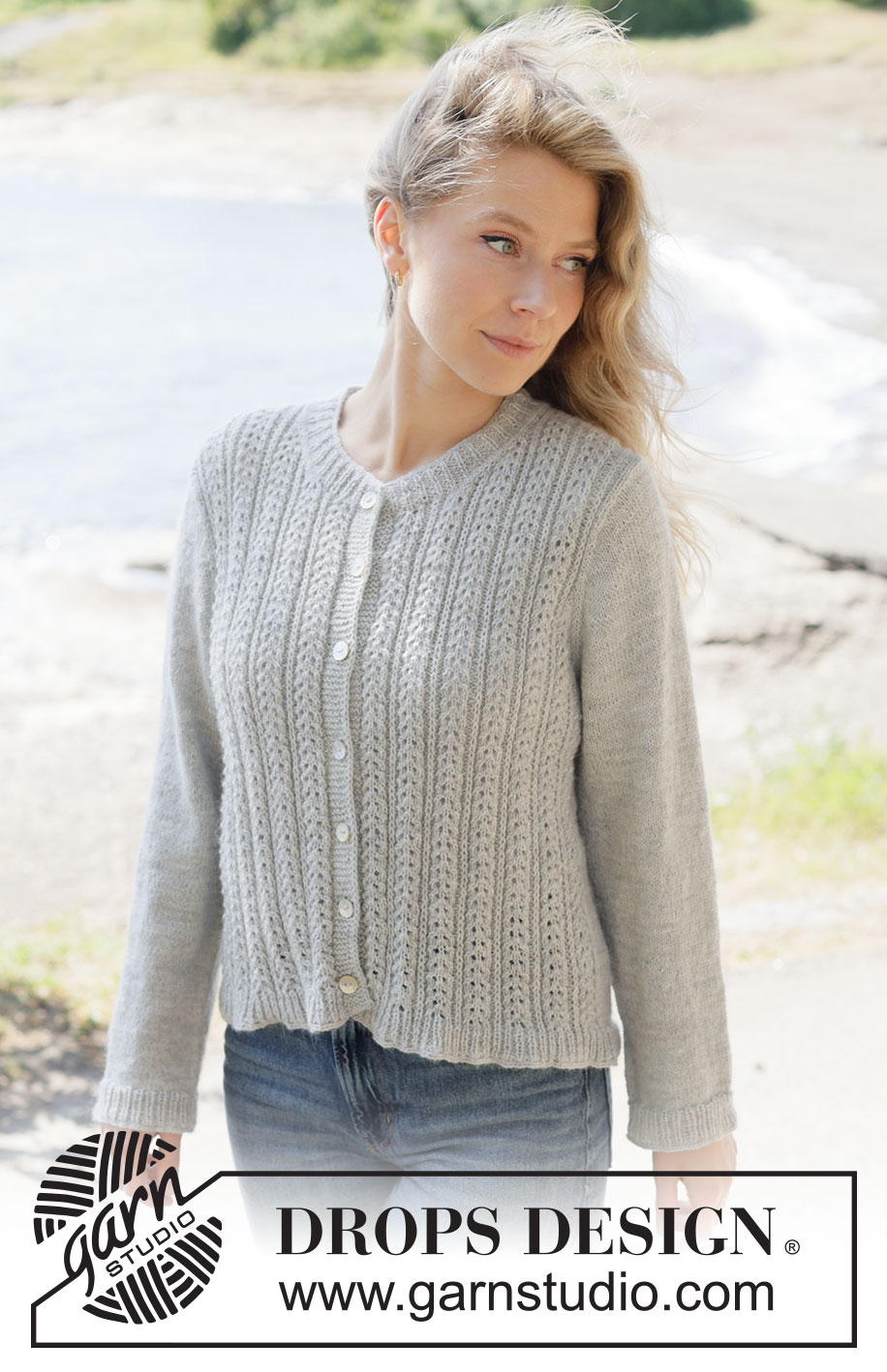 Icy Pearls Sweater / DROPS 263-5 - Rozpinany sweter na drutach, przerabiany od góry do dołu z włóczki DROPS Flora lub DROPS Nord. Z europejskim karczkiem, przodami ściegiem ażurowym, tyłem i rękawami dżersejem i obszyciami przodów z I-cordem. Od XS do XXXL.