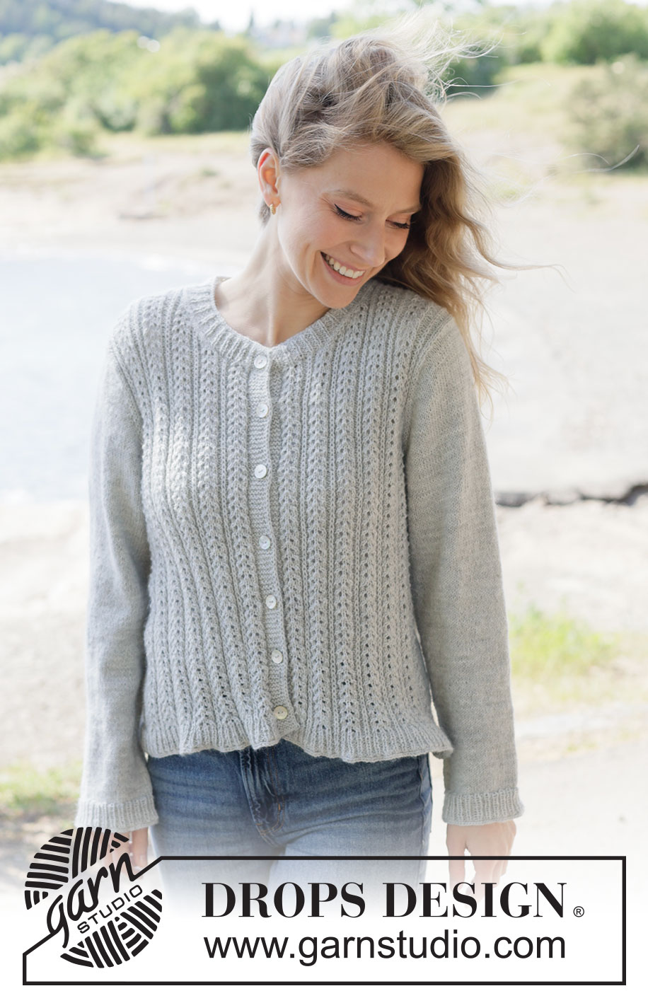 Icy Pearls Sweater / DROPS 263-5 - Rozpinany sweter na drutach, przerabiany od góry do dołu z włóczki DROPS Flora lub DROPS Nord. Z europejskim karczkiem, przodami ściegiem ażurowym, tyłem i rękawami dżersejem i obszyciami przodów z I-cordem. Od XS do XXXL.