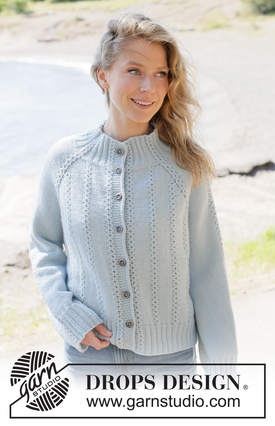 Rain Trail Cardigan / DROPS 263-8 - Raglánový propínací svetr s jemnými copánky pletený shora dolů lícovým žerzejem z příze DROPS Daisy nebo DROPS Merino Extra Fine. Velikosti: XS - XXXL.