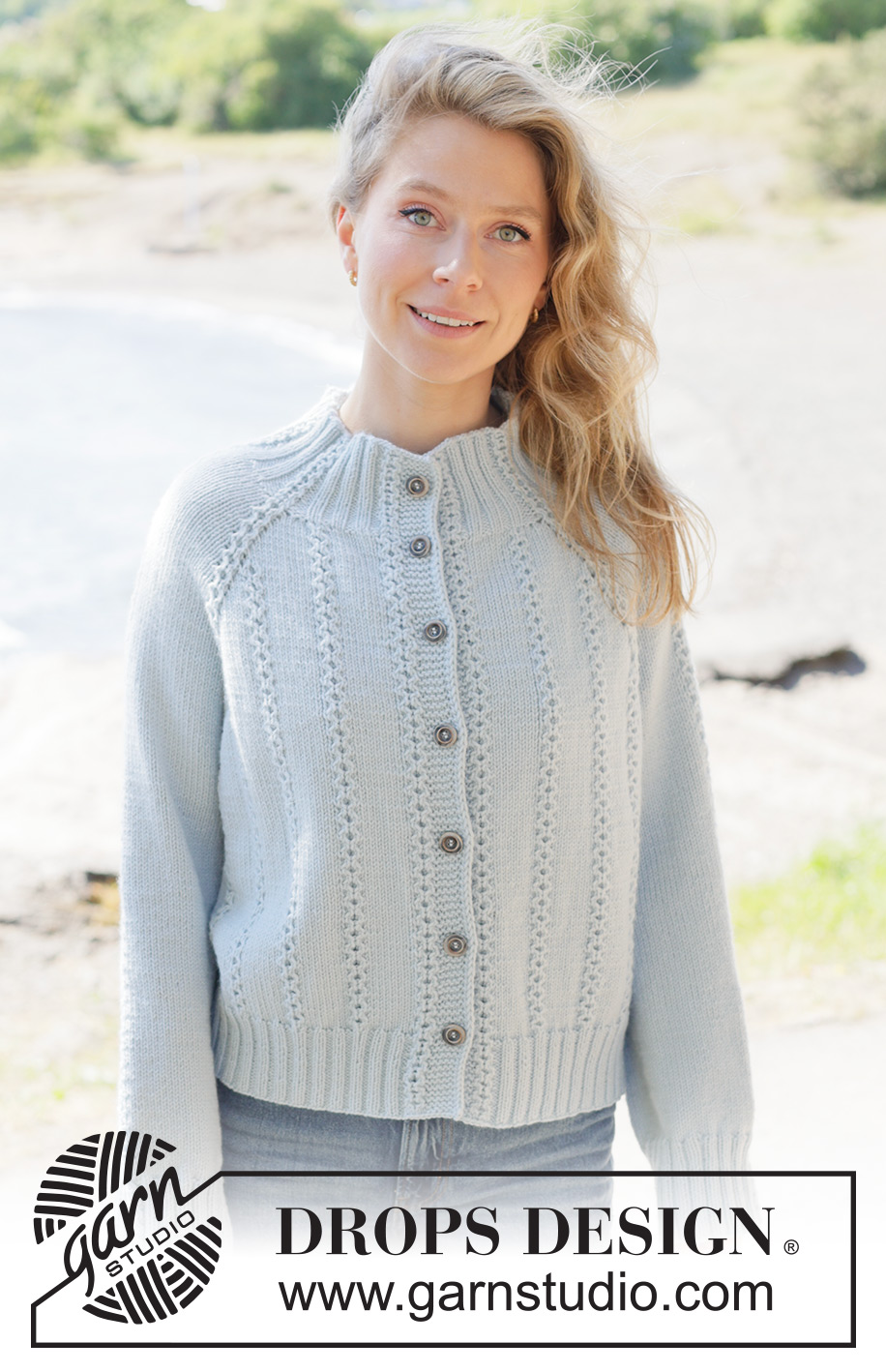 Rain Trail Cardigan / DROPS 263-8 - Raglánový propínací svetr s jemnými copánky pletený shora dolů lícovým žerzejem z příze DROPS Daisy nebo DROPS Merino Extra Fine. Velikosti: XS - XXXL.