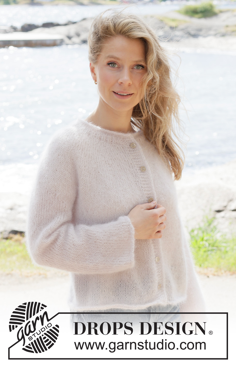 Marshmallow Muse Cardigan / DROPS 264-10 - Cardigan lavorato ai ferri in 3 capi di DROPS Kid-Silk. Lavorato dall’alto in basso a maglia rasata con sprone rotondo, chiusura arrotondata e I-cord. Taglie: XS - XXXL.