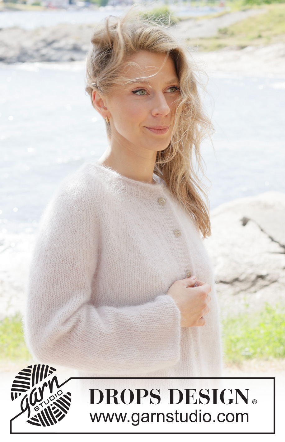 Marshmallow Muse Cardigan / DROPS 264-10 - Cardigan lavorato ai ferri in 3 capi di DROPS Kid-Silk. Lavorato dall’alto in basso a maglia rasata con sprone rotondo, chiusura arrotondata e I-cord. Taglie: XS - XXXL.