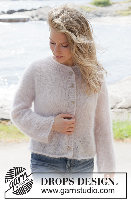 Marshmallow Muse Cardigan / DROPS 264-10 - Cardigan lavorato ai ferri in 3 capi di DROPS Kid-Silk. Lavorato dall’alto in basso a maglia rasata con sprone rotondo, chiusura arrotondata e I-cord. Taglie: XS - XXXL.