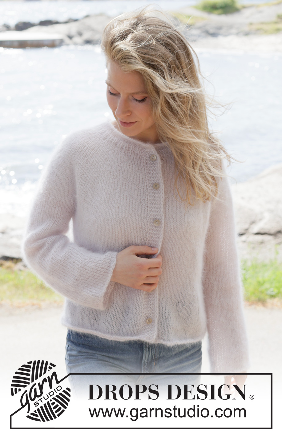 Marshmallow Muse Cardigan / DROPS 264-10 - Cardigan lavorato ai ferri in 3 capi di DROPS Kid-Silk. Lavorato dall’alto in basso a maglia rasata con sprone rotondo, chiusura arrotondata e I-cord. Taglie: XS - XXXL.