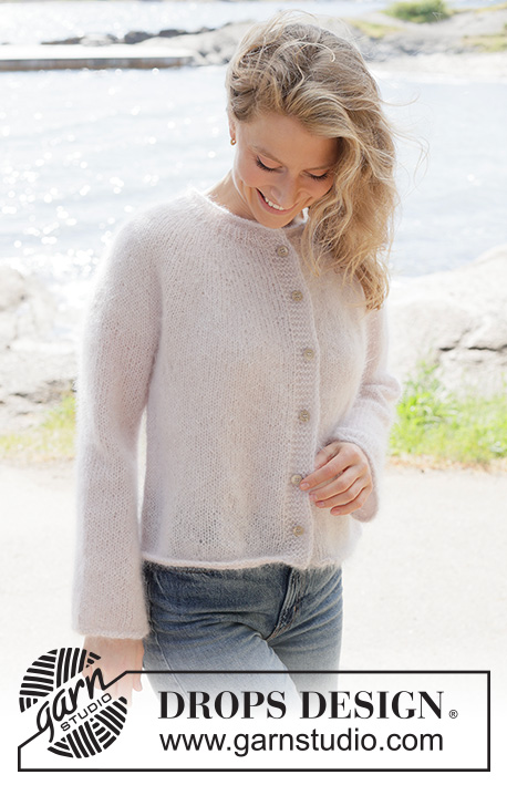 Marshmallow Muse Cardigan / DROPS 264-10 - Cardigan lavorato ai ferri in 3 capi di DROPS Kid-Silk. Lavorato dall’alto in basso a maglia rasata con sprone rotondo, chiusura arrotondata e I-cord. Taglie: XS - XXXL.