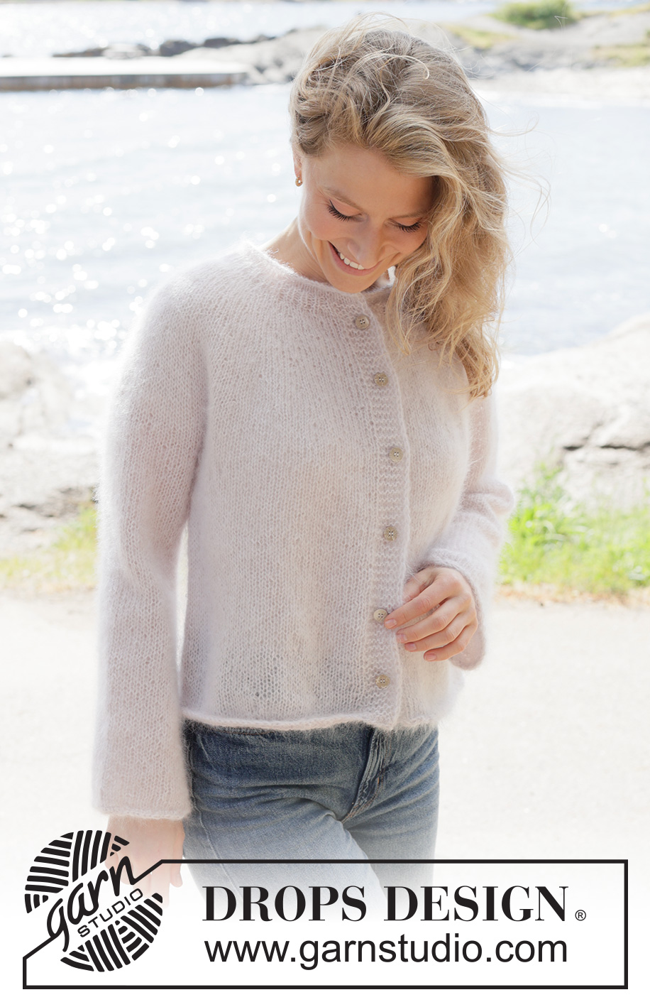 Marshmallow Muse Cardigan / DROPS 264-10 - Cardigan lavorato ai ferri in 3 capi di DROPS Kid-Silk. Lavorato dall’alto in basso a maglia rasata con sprone rotondo, chiusura arrotondata e I-cord. Taglie: XS - XXXL.