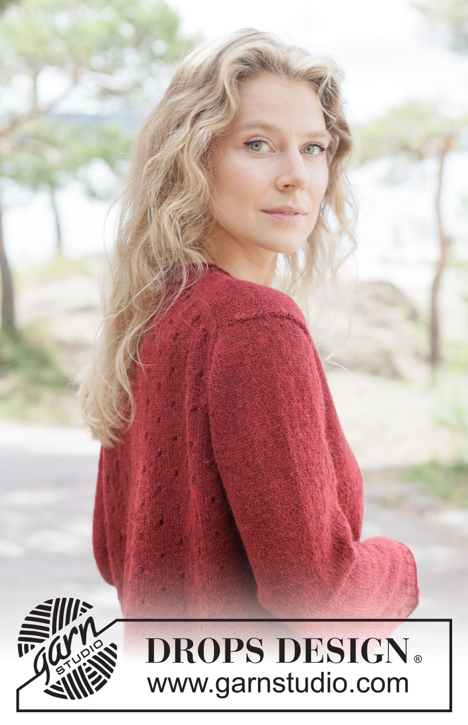 Spiced Cranberry Cardigan / DROPS 264-11 - Rozpinany sweter na drutach, przerabiany od góry do dołu, z włóczki DROPS Alpaca lub DROPS Flora. Wykonany dżersejem, z europejskim karczkiem, ściegiem ażurowym z tyłu i zwijającym się brzegiem. Od XS do XXXL.