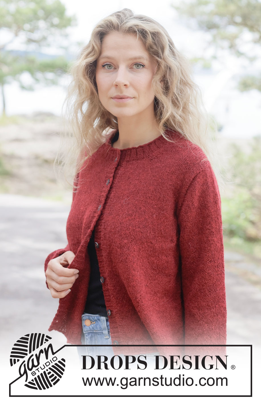 Spiced Cranberry Cardigan / DROPS 264-11 - Rozpinany sweter na drutach, przerabiany od góry do dołu, z włóczki DROPS Alpaca lub DROPS Flora. Wykonany dżersejem, z europejskim karczkiem, ściegiem ażurowym z tyłu i zwijającym się brzegiem. Od XS do XXXL.